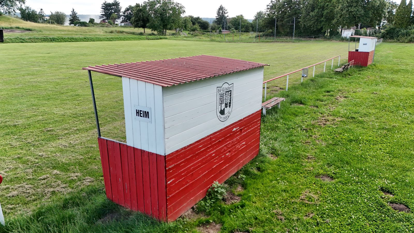 Kabine mit Vereinswappen am Sportpark Blocksberg